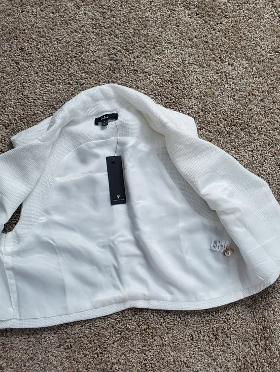 Lulus 🤍 - Picture 8 of 10